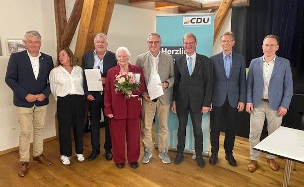 Ehrungen und Neuwahlen bei der CDU Oberkochen. Im Bild (v.l.) Winfried Mack MdL, Kerstin Gangl, Franz Wingert, Rita Metzger-Retsch, Dietmar Walter, Martin Balle, Dr. Michel le Maire und Alexander Kolb. Foto: privat 